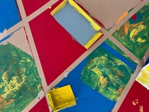 Farben in Bewegung - Kunstausstellung der Klassenstufe 4 (2022/23) der Grundschule Denlzingen im Foyer des Neuen Rathauses