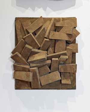 Relief des Künstlers Bernd Wehner aus geometrisch geformten und zusammengefügten Kartonkörpern
