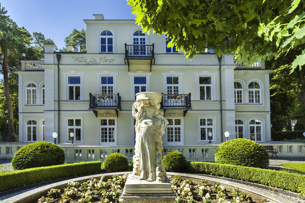 Villa La Fleur mit Museum und Skulpturenpark - im Vordergrund eine stehende Skulptur (Private Kunstsammlung mit Werken vor allem polnischer Künstler der klassischen Moderne ("École de Paris") 