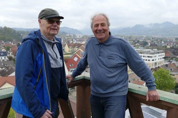 v.l.n.r.: Die beiden Storchenbetreuer Manfred Wössner und Hans Peter Rieder