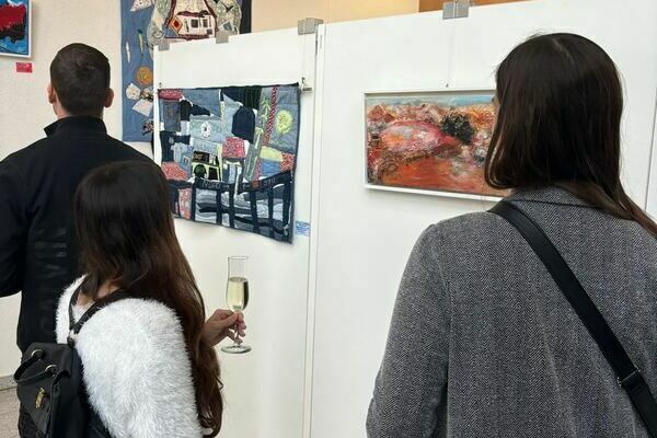 Besucher bewundern die Werke: "Stadt der Zukunft - Nord - Sd", 2023, Textilarbeit, Elv. A. Struber