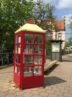 Offenes Bücherregal Hauptstraße (in Rot gestrichene ehemalige Telefonzelle)