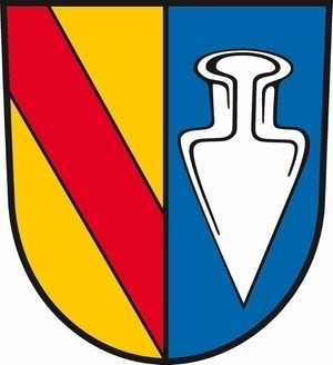 Denzlinger Wappen (In gespaltenem Schild vorn in Gold ein roter Schrgbalken, hinten in Blau eine silberne Pflugschar.)