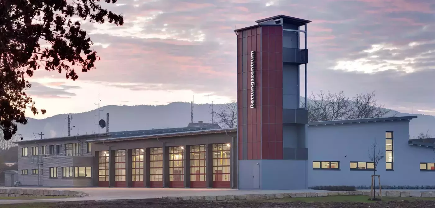 Rettungszentrum Denzlingen in grau-roter Farbe mit Schlauchturm