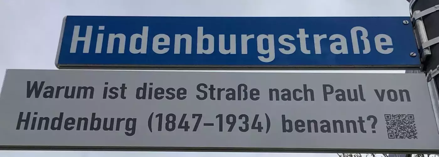 Straenschild "Hindenburgstrae" mit Zusatzschild und QR-Code