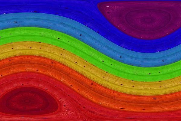 Ein Fluss in Regenbogenfarben. Für eine detailreiche Bildbeschreibung wählen Sie die Reisekarte Barrierefreiheit und suchen Sie nach der Überschrift Mehrzweckplatz Reisekarte intern Regenbogen.