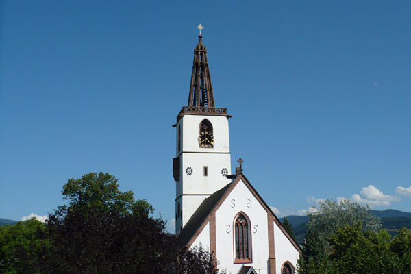 Die evangelische Kirche mit Kirchturm