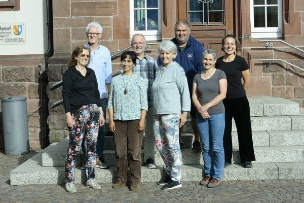 Abschlussfoto mit den Teilnehmer/-innen des diesjährigen „klimafit“-Kurses vor dem alten Rathaus in Denzlingen mit Kursleiterin Nathalie Niekisch