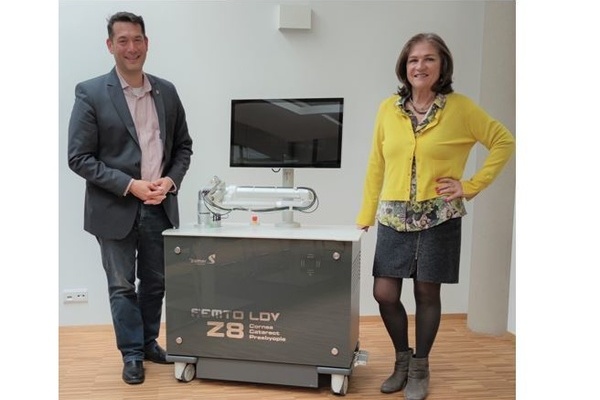 Foto: v.r.n.l. Irene Sturm, Geschäftsführerin; Markus Hollemann, Bürgermeister, dazwischen steht ein High-Tech Laser und Diagnostikgerät Foto: v.r.n.l. Irene Sturm, Geschäftsführerin; Markus Hollemann, Bürgermeister, dazwischen steht ein High-Tech Laser und Diagnostikgerät