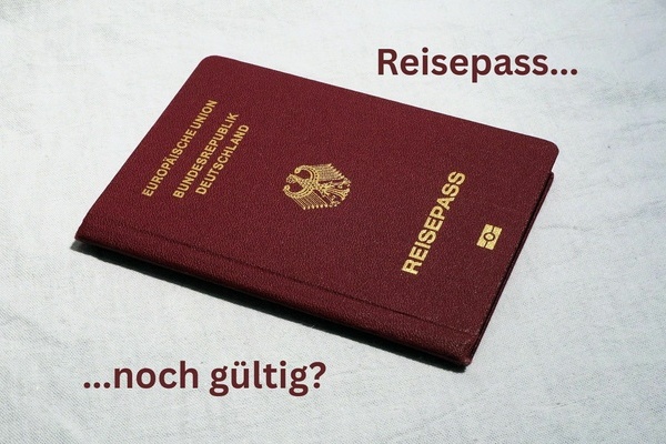 Reisepass dunkelrot, goldene Schrift auf dunkelrotem Untergrund. Dunkelrote Schrift auf hellem Hintergrund Reisepass dunkelrot, goldene Schrift auf dunkelrotem Untergrund. Dunkelrote Schrift auf hellem Hintergrund