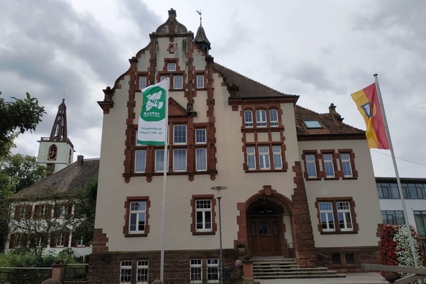 Altes Rathaus Denzlingen mit Flaggen von Mayors for Peace und Denzlingen - Foto: Gemeinde Denzlingen Altes Rathaus Denzlingen mit Flaggen von Mayors for Peace und Denzlingen - Foto: Gemeinde Denzlingen