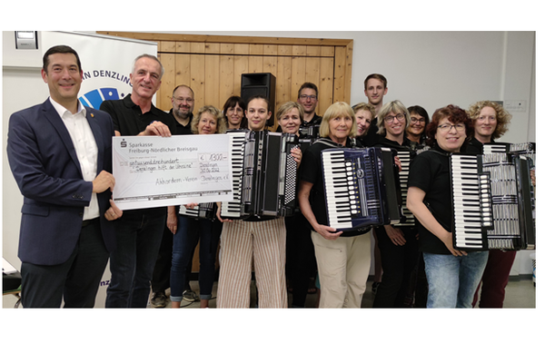 Der Akkordeon-Verein mit Bürgermeister Markus Hollemann und dem Scheck über 1.300 Euro Der Akkordeon-Verein mit Bürgermeister Markus Hollemann und dem Scheck über 1.300 Euro