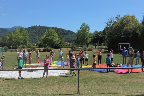 Eine Gruppe spielender Kinder auf einer Grünfläche Eine Gruppe spielender Kinder auf einer Grünfläche