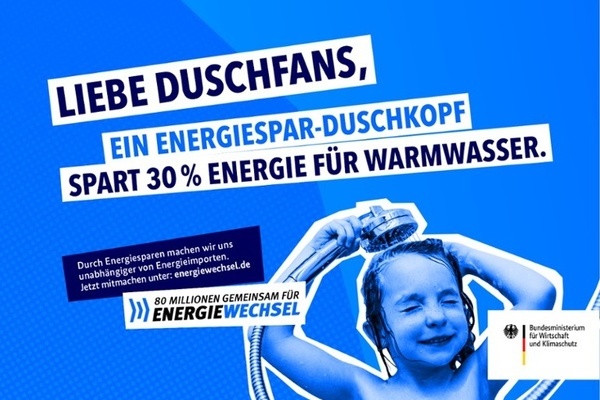 Duschendes Kind mit Hinweisen zum Energiesparen für Duschfans (Foto: © BMWK) Duschendes Kind mit Hinweisen zum Energiesparen für Duschfans (Foto: © BMWK)