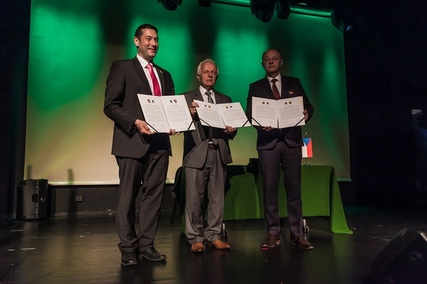 vl.l.n.r.: Die B&uuml;rgermeister Markus Hollemann (Denzlingen), Kazimierz Janczuk( Konstancin-Jeziorna) und Jiri Kudlacek (Hranice)