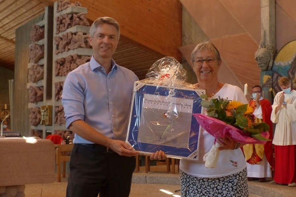 Bei der Verleihung des Denzlinger Bürgerpreises 2022 in der Kirche St. Jakobus, Bürgermeisterstellvertreter Thomas Pantel und Sonja Reichert Bei der Verleihung des Denzlinger Bürgerpreises 2022 in der Kirche St. Jakobus, Bürgermeisterstellvertreter Thomas Pantel und Sonja Reichert