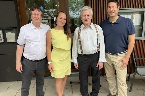 Gruppenfoto Sommerhof Quartierstreff mit 4 Personen, Rainer Kopfmann, Sarah Deiler, Wilfried Kuhn, Brgermeister Markus Hollemann; Gemeinde Denzlingen 