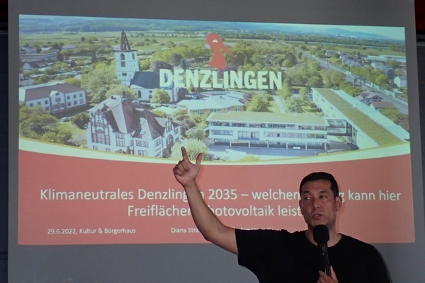 Bürgermeister Hollemann zeigt auf eine Leinwand und begrüßt die Veranstaltung Bürgermeister Hollemann zeigt auf eine Leinwand und begrüßt die Veranstaltung