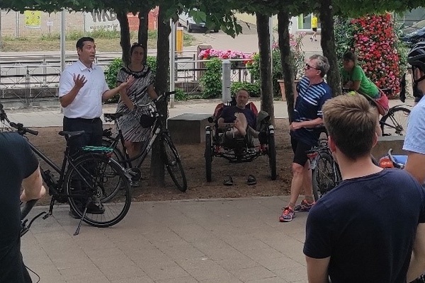 Bürgermeister Markus Hollemann und Interessierte mit dem Fahrrad Bürgermeister Markus Hollemann und Interessierte mit dem Fahrrad