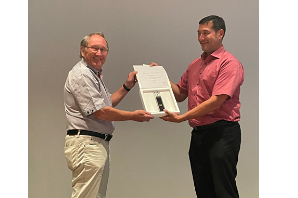 v.l.n.r.: Willi Kieninger (SPD) und B&uuml;rgermeister Markus Hollemann bei der &Uuml;bergabe der Ehrenstele