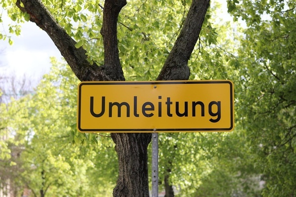 Schild "Umleitung" steht vor einem Baum Schild "Umleitung" steht vor einem Baum