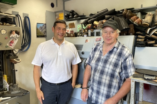 Bürgermeister Markus Hollemann mit Herrn Klaus Woita Bürgermeister Markus Hollemann mit Herrn Klaus Woita