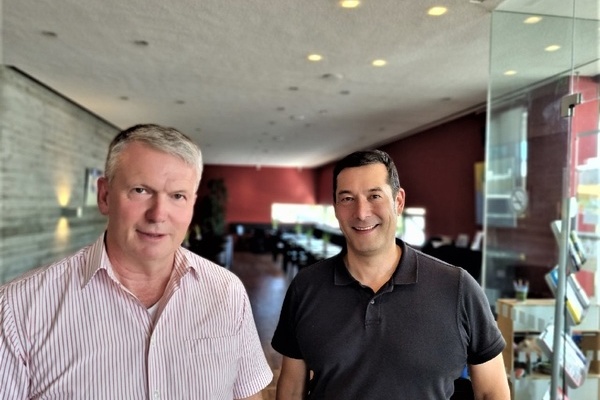 Foto v.l.n.r.: Thomas Hörnisch, Geschäftsleitung Kultur & Bürgerhaus, und Bürgermeister Markus Hollemann Foto v.l.n.r.: Thomas Hörnisch, Geschäftsleitung Kultur & Bürgerhaus, und Bürgermeister Markus Hollemann