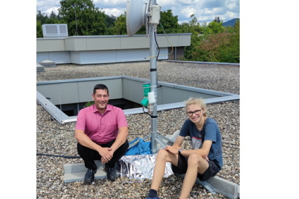 Brgermeister Markus Hollemann und Aaron Hldin bei der Besichtigung der Wetterstation auf dem Dach des Bildungszentrums