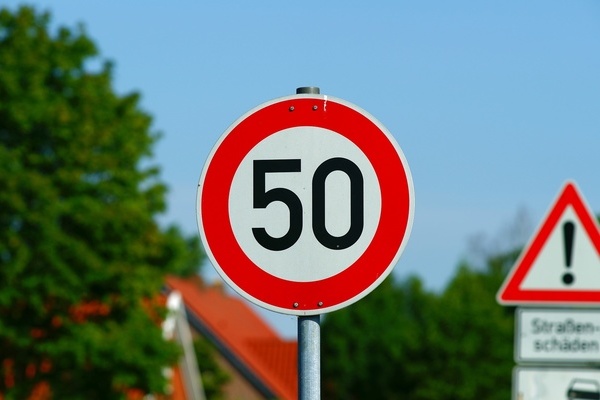 Straßenschild "50 km/h Geschwindigkeit" Straßenschild "50 km/h Geschwindigkeit"