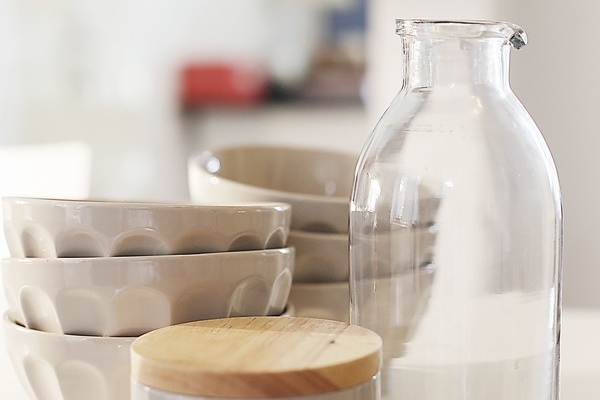 Tassen, Zuckerdose, Glaskaraffe auf einem Tisch -Foto: Quelle: Pixelio / Daniel Kocherscheidt