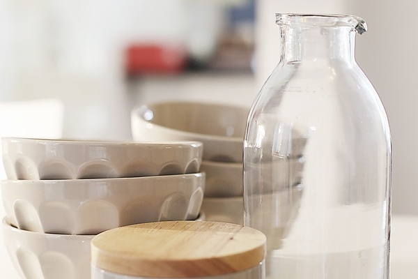 Tassen, Zuckerdose, Glaskaraffe auf einem Tisch -Foto: Quelle: Pixelio / Daniel Kocherscheidt Tassen, Zuckerdose, Glaskaraffe auf einem Tisch -Foto: Quelle: Pixelio / Daniel Kocherscheidt