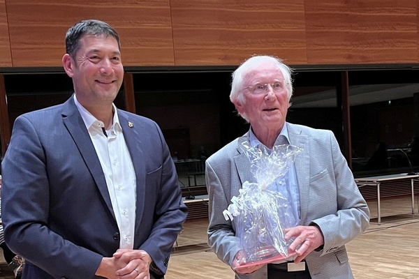 Foto: Gemeinde Denzlingen v.l.n.r. Bürgermeister Markus Hollemann verabschiedet Prof. Dr. Dieter Geuenich aus dem Gemeinderat Foto: Gemeinde Denzlingen v.l.n.r. Bürgermeister Markus Hollemann verabschiedet Prof. Dr. Dieter Geuenich aus dem Gemeinderat