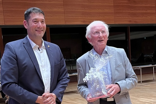 Foto: Gemeinde Denzlingen v.l.n.r. Bürgermeister Markus Hollemann verabschiedet Prof. Dr. Dieter Geuenich aus dem Gemeinderat