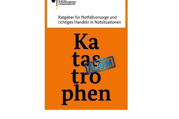 Deckblatt Notfallbroschüre mit der Aufschrift "Katastrophen" auf orangem Hintergrund