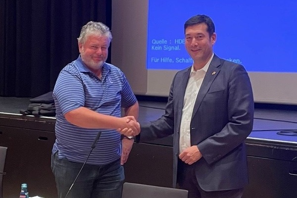 Foto: Gemeinde Denzlingen - v.l.n.r.: Gemeinderat Harald Martin, Bürgermeister Markus Hollemann Foto: Gemeinde Denzlingen - v.l.n.r.: Gemeinderat Harald Martin, Bürgermeister Markus Hollemann