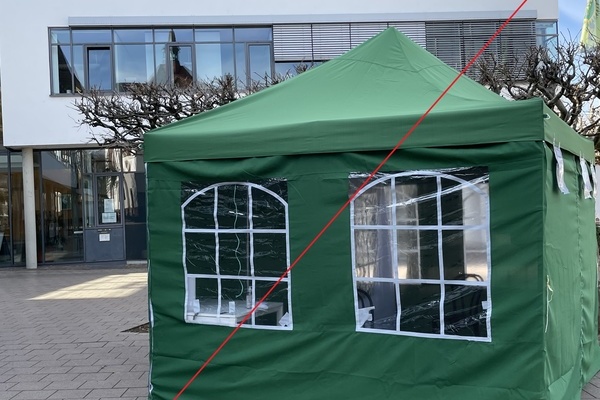 Foto Teststation Rathausplatz mit rotem Stift durchgestrichen Foto Teststation Rathausplatz mit rotem Stift durchgestrichen