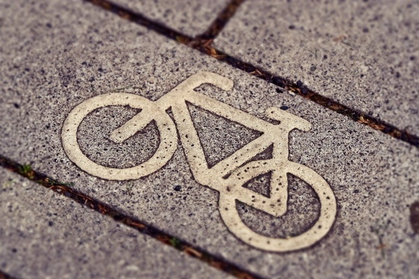 Aufgezeichnetes Fahrrad in Stra&szlig;enbelag
