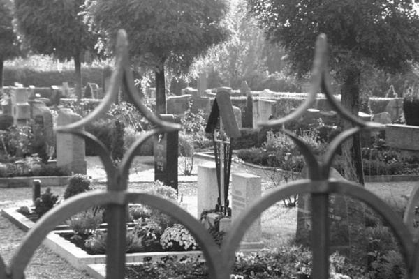 Grber auf dem Friedhof Denzlingen (Aufnahme schwarz-wei)