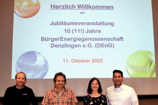 Bjrn Haake, Markus Nbling, Marina Leibfried und Brgermeister Markus Hollemann (von links) feierten mit den Mitgliedern 11 Jahre Denzlinger BrgerEnergiegenossenschaft