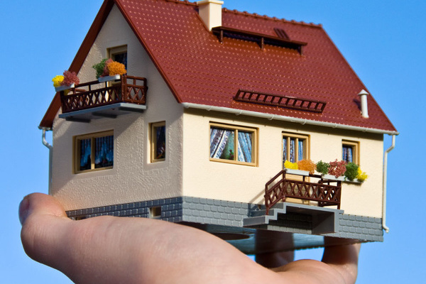 Kleines Haus auf Hand - Bild: Pixelio / Thorsten Wengert Kleines Haus auf Hand - Bild: Pixelio / Thorsten Wengert