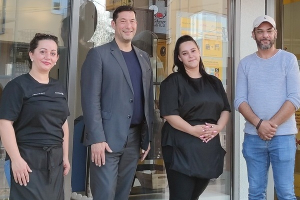 Foto von der Postfiliale; v.l.n.r. Sabina Kruezi, Brgermeister Markus Hollemann, Jennifer el Gaz, Zeajdin Kruezi