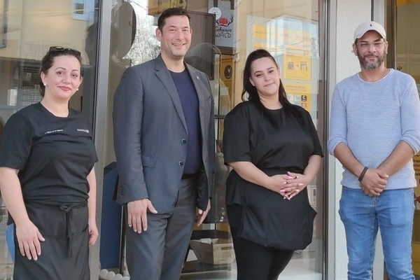 Foto von der Postfiliale; v.l.n.r. Sabina Kruezi, B&uuml;rgermeister Markus Hollemann, Jennifer el Gaz, Zeajdin Kruezi