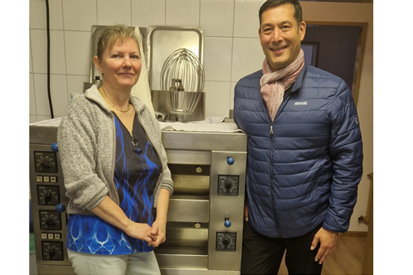 Inhaberin Valeria Ortner und Bürgermeister Markus Hollemann vor einer Küchenmaschine Inhaberin Valeria Ortner und Bürgermeister Markus Hollemann vor einer Küchenmaschine