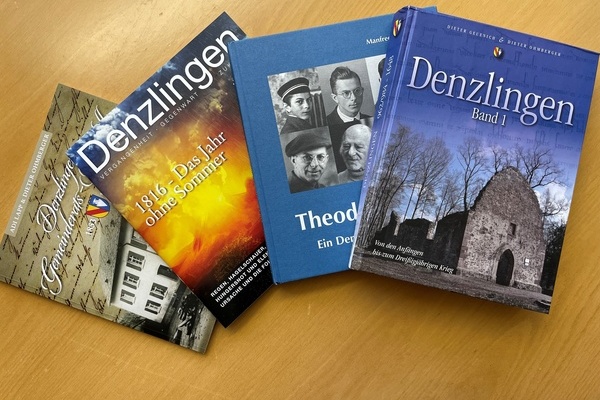 Denzlinger Heft und 2 Bücher nebeneinander liegend Denzlinger Heft und 2 Bücher nebeneinander liegend