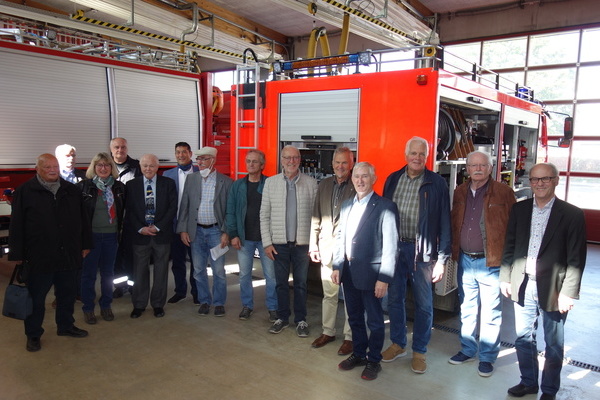 Die Mitlgieder des VdV stehend vor einem Feuerwehrfahrzeug Die Mitlgieder des VdV stehend vor einem Feuerwehrfahrzeug