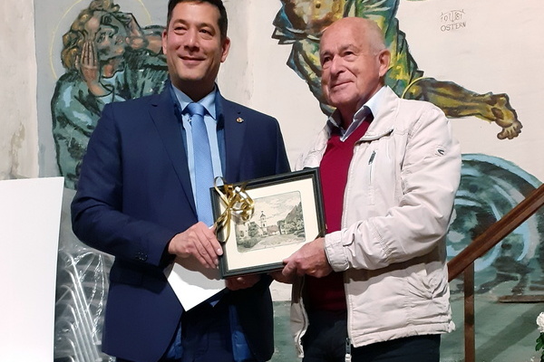 Bürgermeister Markus Hollemann mit Jubilar Dieter Ohmberger Bürgermeister Markus Hollemann mit Jubilar Dieter Ohmberger