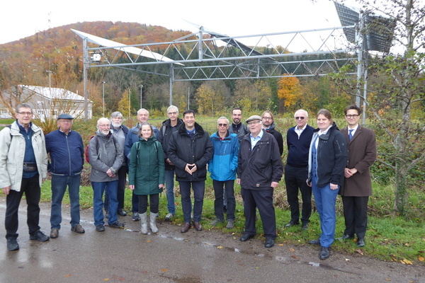Mitglieder des Bundesverband WindEnergie vor der Agri-Photovoltaikanlage in Denzlingen mit Bürgermeister Markus Hollemann in der Mitte