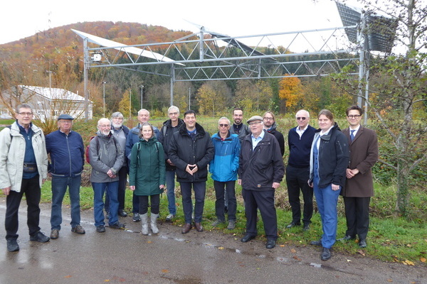 Mitglieder des Bundesverband WindEnergie vor der Agri-Photovoltaikanlage in Denzlingen mit Bürgermeister Markus Hollemann in der Mitte Mitglieder des Bundesverband WindEnergie vor der Agri-Photovoltaikanlage in Denzlingen mit Bürgermeister Markus Hollemann in der Mitte