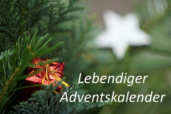 Baum, rotes Geschenk, weißer Stern und weiße Schrift Baum, rotes Geschenk, weißer Stern und weiße Schrift