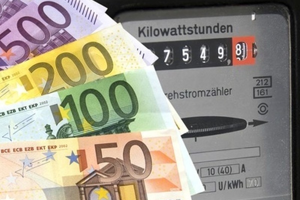 mehrere Geldscheine von 50 bis 500 Euro gefchert vor einem Stromablesegert (Foto: Pixelio / Thorben Wengert)